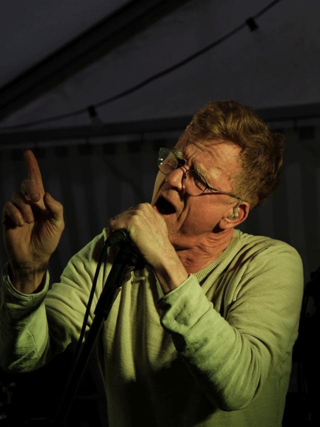 Manfred - Voice und Gitarre